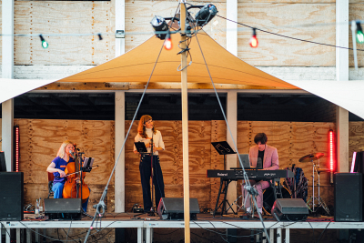 B&uuml;hne mit drei Jazzmusiker*innen