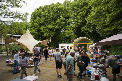 Sommerfest mit Zelten, vielen Besucher:innen und St&auml;nden