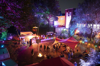 Impression Sommerfest in der D&auml;mmerung mit bunter Beleuchtung.