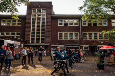 Schulhof, herbstlich, Menschen